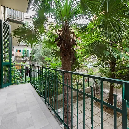 Flora - Brand New Near Historic Center Apartman
